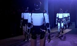 Elon Musk ev işlerine yardımcı olacak Optimus'u tanıttı