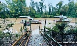 Irmak 3 metre yükseldi, köprü kapandı