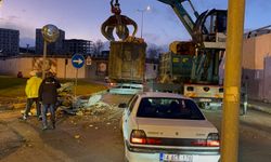 Alt geçide takılan kamyondaki geri dönüşüm malzemeleri yola savruldu