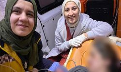 Hastaneye sevk edilirken ambulansta doğum yaptı