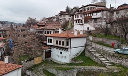 239 yıllık Mektepçiler Evi süslemeleriyle dikkat çekiyor