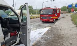 Seyir halindeki minibüs alev aldı