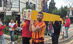 Galatasaraylı taraftarlar sarı-lacivert renkli tabutla yürüdü