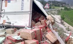 Devrilen TIR'daki yumurtalar yola saçıldı