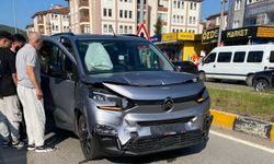 Yayaya yol vermek istedi, 3 araç birbirine girdi: 1 yaralı