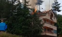 Bartın'da bir evin çatısından yükselen alevler korkuttu