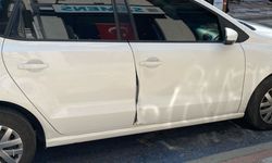 Motosiklet sürücüsü, otomobilin açılan kapısına çarptı