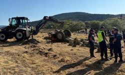 Devrilen traktörün altında kalan çift hayatını kaybetti