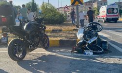 Önce otomobile sonra refüje çarptı: 1 yaralı