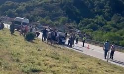 Otomobilin çarptığı motosikletli yola savruldu