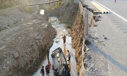 Dereye devrilen otomobildeki baba ve oğlu öldü
