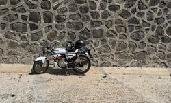 Tekeri patlayan motosiklet metrelerce sürüklendi