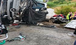 Beton mikseri, otomobilin üzerine devrildi; 1 ölü, 1 yaralı