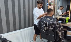 Müşterisinin saçını keserken neye uğradığını şaşırdı