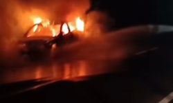 Motor kısmından alev alan otomobil yandı