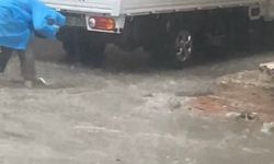 Sağanak yağış yolları göle çevirdi
