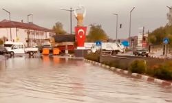 Sağanak etkili oldu, caddeler nehre döndü