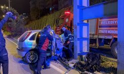 Üst geçidin ayağına çarpan otomobilde 2 kişi öldü