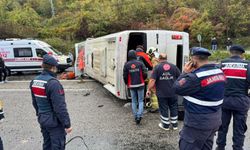 Bartın'da işçi servisi devrildi: 1 ölü, 19 yaralı