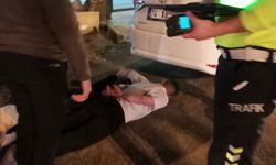 Sürücüsünün ‘dur’ ihtarına uymadığı otomobil polise çarptı