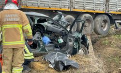 Karşı şeride geçen TIR'la çarpışan otomobildeki çift öldü