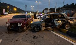 Bartın'da kavşakta iki otomobil çarpıştı: 6 yaralı