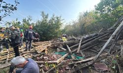 Ahşap yapıyı sökmeye çalışan yaşlı adam göçükte kaldı