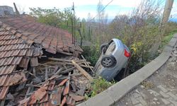 Kontrolden çıkan otomobil evin çatısına uçtu