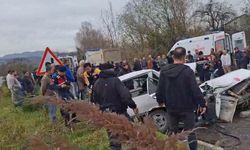Kamyona çarpan otomobil hurdaya döndü: 2 ölü, 1 yaralı