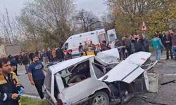 Kamyona çarpan otomobilde ölü sayısı 2'ye çıktı