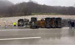 Bartın’da Kömür Yüklü Kamyon Devrildi: 1 yaralı