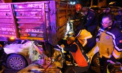 Otomobil tırın dorsesinin altında girdi:1 ölü, 2 ağır yaralı