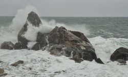 Doğal gaz sondaj gemileri Amasra Limanı'na sığındı