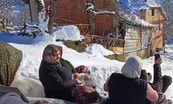 Bartın’da köylülerin naylon poşetle kar keyfi