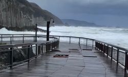 Dev dalgalar yürüyüş yoluna zarar verdi