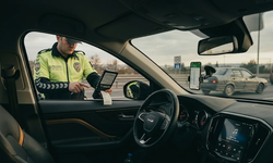Araçlarda Ön Cama Telefon Tutacağı Yasaklanıyor