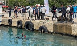 Amasra’da dalgıçlar denize atılan çöpleri temizledi