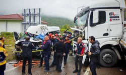 Tırla çarpışan minibüs sürücüsü son yolculuğuna uğurlandı