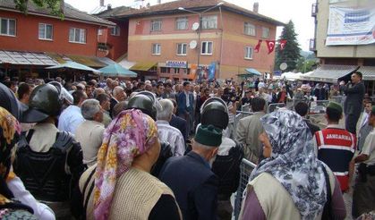 Hasankadı'da vatandaşlar meydana sığmadı