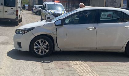 Motosiklet otomobille çarpıştı: 1 yaralı