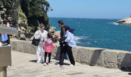 Amasra'da turistler yürümekte, kuşlar uçmakta zorlandı