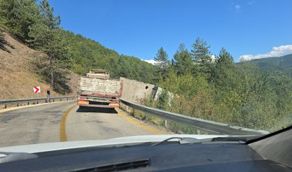 Dev Beton Blok Devrildi, Uzun araç Kuyrukları Oluştu