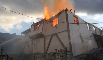 İki katlı konak alevlere teslim oldu