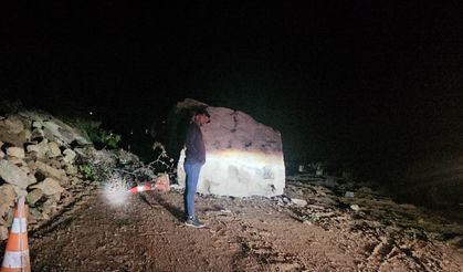 Düşen dev kaya karayolunu ulaşıma kapattı