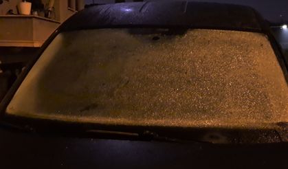 Sıcaklık 4 dereceye kadar düştü, araç camları buz tuttu