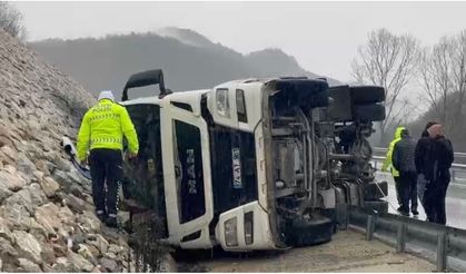 Bartın’da Kömür Yüklü Kamyon Devrildi