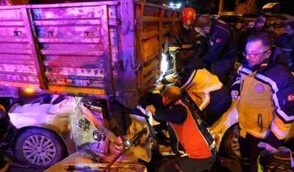 Otomobil tırın dorsesinin altında girdi:1 ölü, 2 ağır yaralı