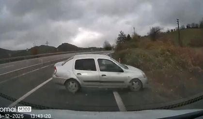 Karşı yöne geçen araç ile minibüsün çarpıştığı kaza kamerada