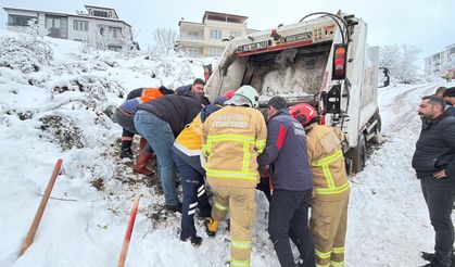 Çöp kamyonu karda kaydı; temizlik işçisi yaralandı