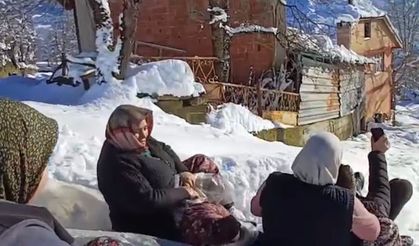 Bartın’da köylülerin naylon poşetle kar keyfi